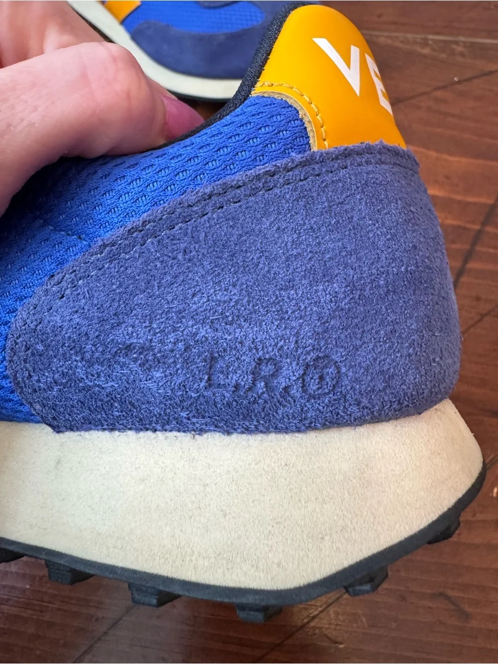 Veja WOMEN'S‎ RIO BRANCO ALVEOMESH PAROS OURO. Size 10